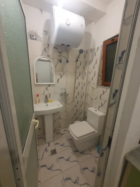 Jepet me qera 250 mije lek  nga Pronari, pa-komision garsonier 1+1 , 40 m² 270 € (Rruga Migjeni)