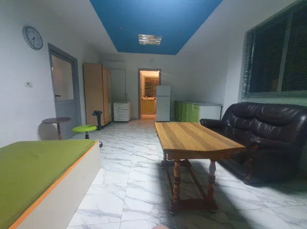 Jepet me qera 250 mije lek  nga Pronari, pa-komision garsonier 1+1 , 40 m² 270 € (Rruga Migjeni)