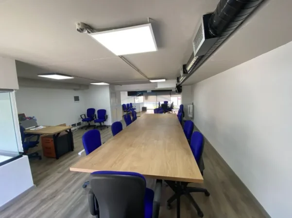 Tirane, jepet me qera ambjent biznesi Kati 0, 86 m² 700 € (Jordan Misja)