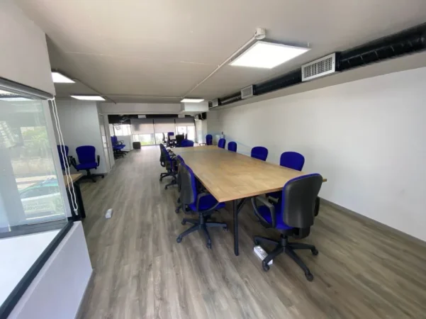 Tirane, jepet me qera ambjent biznesi Kati 0, 86 m² 700 € (Jordan Misja)