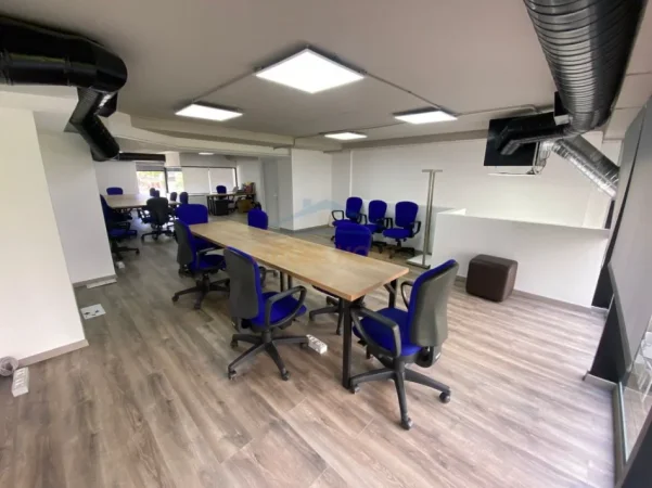 Tirane, jepet me qera ambjent biznesi Kati 0, 86 m² 700 € (Jordan Misja)