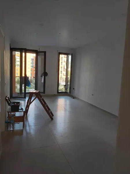 Tirane, jepet me qera zyre Kati 3, 66 m² 550 € (XHAMLLIKU)