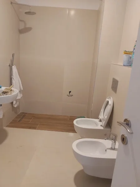 Tirane, jepet me qera zyre Kati 3, 66 m² 550 € (XHAMLLIKU)