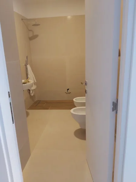 Tirane, jepet me qera zyre Kati 3, 66 m² 550 € (XHAMLLIKU)