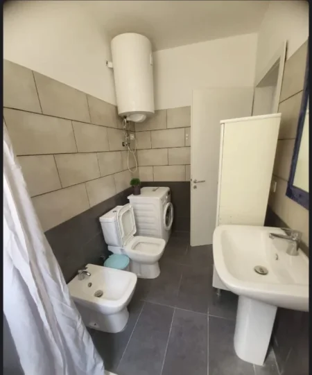 Tirane, jepet me qera apartament 2+1 Kati 1, 70 m² 300 € (Shkoze)