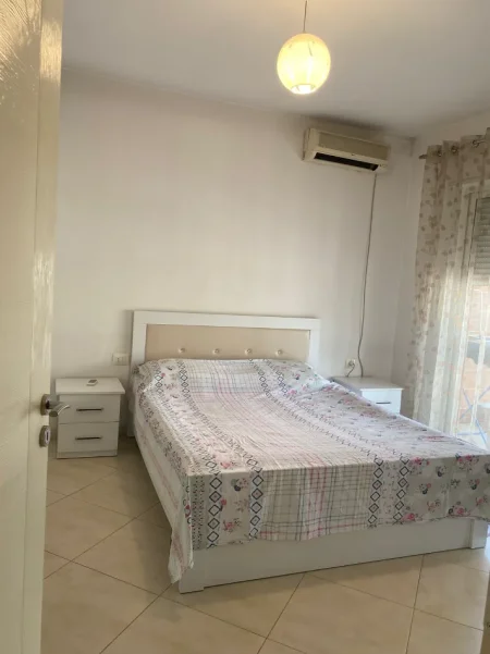 Tirane, jepet me qera apartament 1+1+Ballkon Kati 7, 70 m² 450 € (Rruga 5 Maji)
