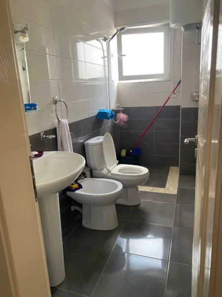 Tirane, jepet me qera apartament 1+1+Ballkon Kati 7, 70 m² 450 € (Rruga 5 Maji)