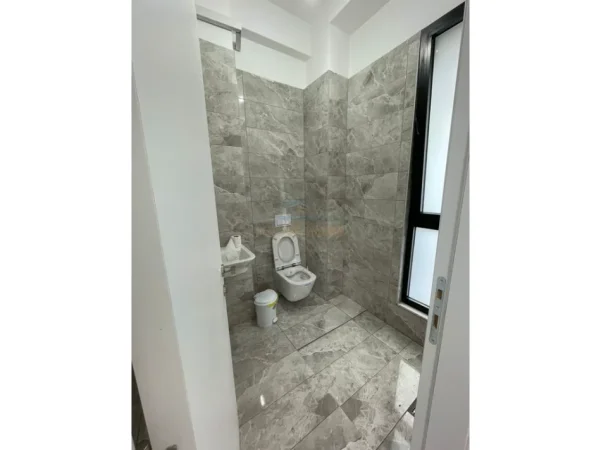 Tirane, jepet me qera zyre Kati 1, 126 m² 1.000 € (Square 21)