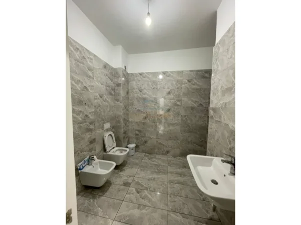 Tirane, jepet me qera zyre Kati 1, 126 m² 1.000 € (Square 21)