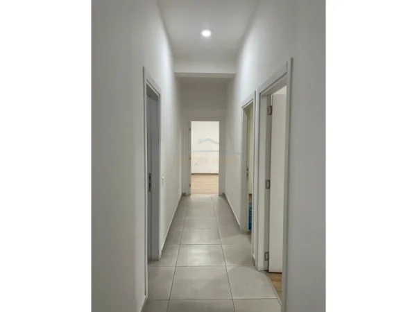 Tirane, jepet me qera zyre Kati 1, 126 m² 1.000 € (Square 21)