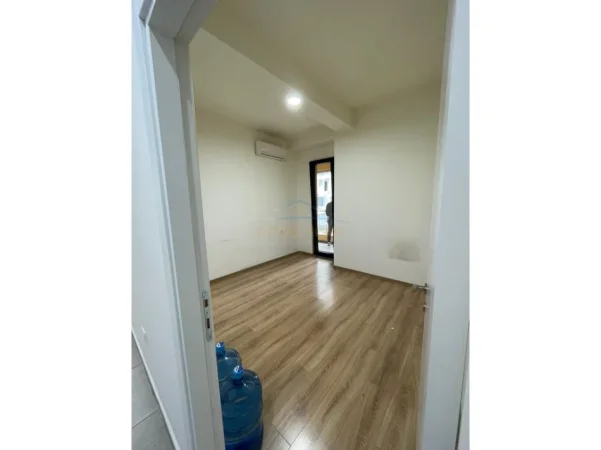 Tirane, jepet me qera zyre Kati 1, 126 m² 1.000 € (Square 21)