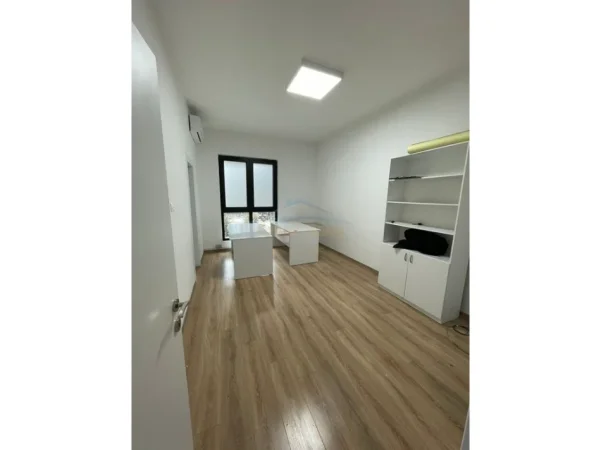 Tirane, jepet me qera zyre Kati 1, 126 m² 1.000 € (Square 21)