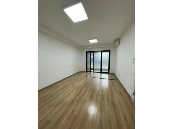 Tirane, jepet me qera zyre Kati 1, 126 m² 1.000 € (Square 21)