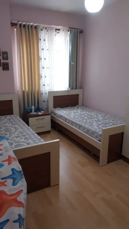 Tirane, jepet me qera apartament 2+1+Ballkon Kati 3, 90 m² 580 € (Rruga Jordan Misja)