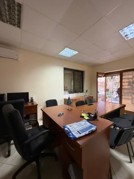Tirane, jepet me qera dyqan Kati 0, 28 m² 400 € (rruga fortuzi)