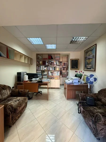 Tirane, jepet me qera zyre Kati 0, 28 m² 400 € (rruga fortuzi)