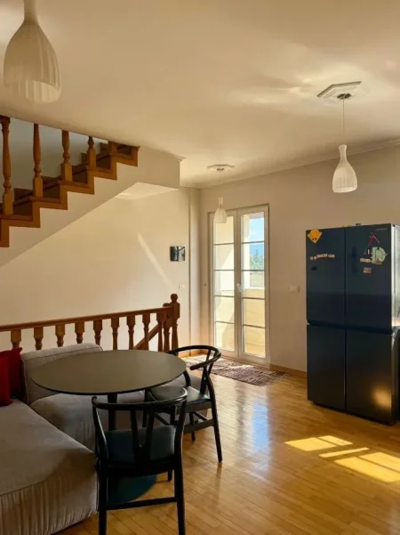 Tirane, jepet me qera ambjent biznesi Kati 1, 130 m² 1.000 € (Triplex 21 Sauk)