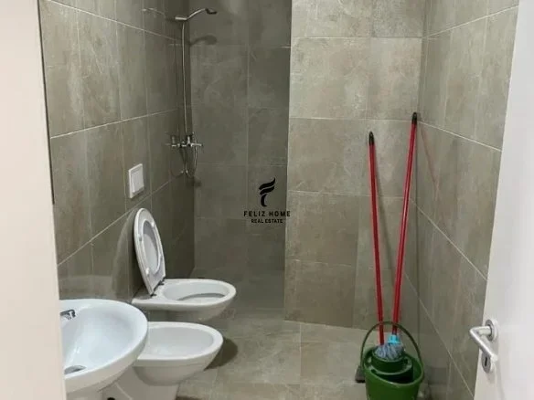 Tirane, jepet me qera zyre Kati 2, 85 m² 800 € (PAZARI I RI)