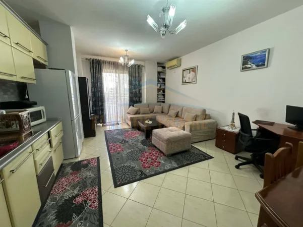 Tirane, jepet me qera apartament 1+1+Ballkon Kati 3, 70 m² 380 € (spar 2)