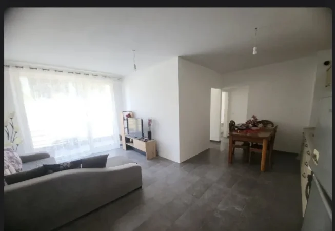 Tirane, jepet me qera apartament 2+1 Kati 1, 70 m² 300 € (Shkoze)