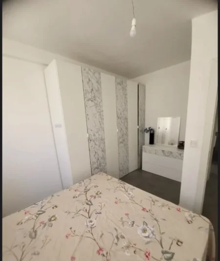 Tirane, jepet me qera apartament 2+1 Kati 1, 70 m² 300 € (Shkoze)