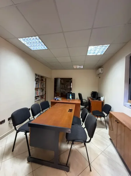 Tirane, jepet me qera zyre Kati 0, 30 m² 400 € (Ministria e Drejtesis)