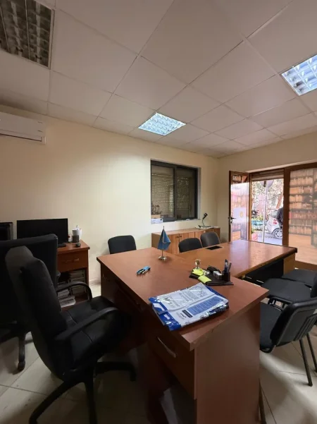 Tirane, jepet me qera zyre Kati 0, 30 m² 400 € (Ministria e Drejtesis)
