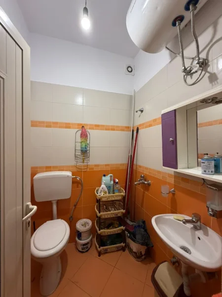 Tirane, jepet me qera zyre Kati 0, 30 m² 400 € (Ministria e Drejtesis)