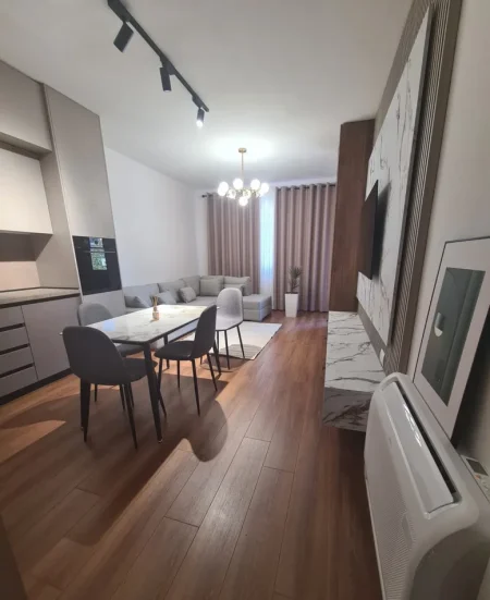 Tirane, jepet me qera apartament 1+1 Kati 3, 70 m² 700 € (Rruga Ali Visha)