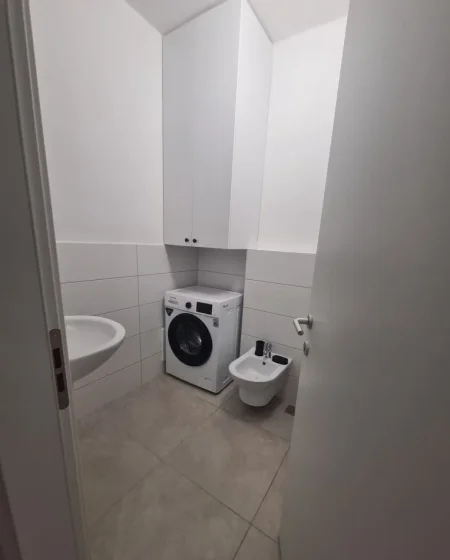 Tirane, jepet me qera apartament 1+1 Kati 3, 70 m² 700 € (Rruga Ali Visha)