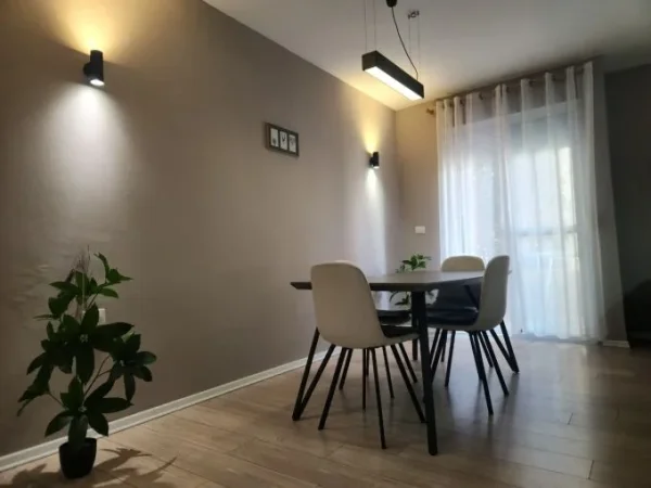 Tirane, jepet me qera apartament 1+1+Aneks+Ballkon Kati 2, 65 m² 650 € (rruga e kavajes , 21 dhjetori)