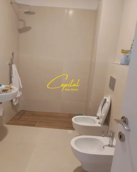 Tirane, jepet me qera zyre Kati 3, 67 m² 500 € (RRUGA KONGRESI I MANASTIRIT)