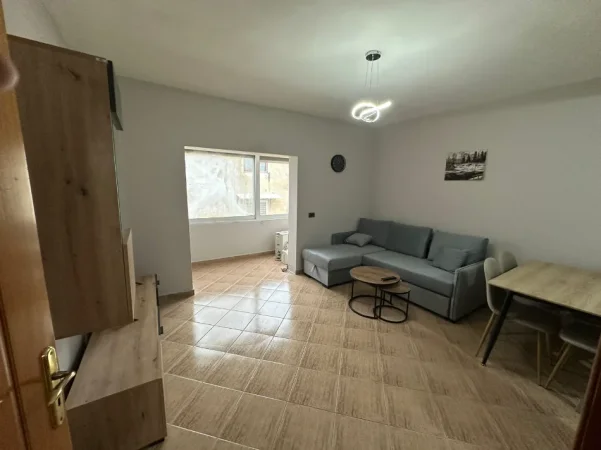 Tirane, jepet me qera apartament 1+1 Kati 5, 65 m² 350 € (Rruga Ura)