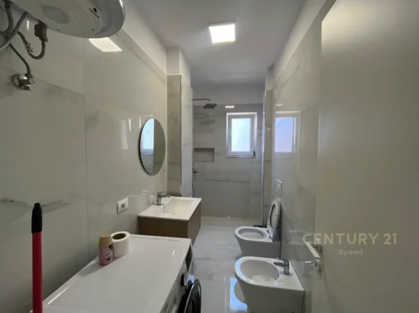 Tirane, jepet me qera apartament 2+1 Kati 2, 93 m² 700 € 