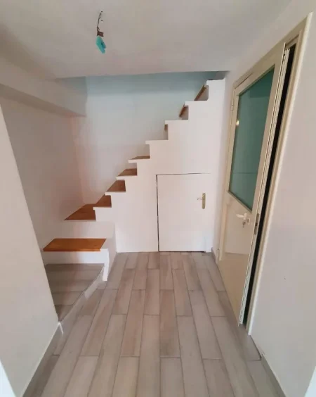 Tirane, jepet me qera ambjent biznesi Kati 0, 40 m² 270 € (Kombinat)