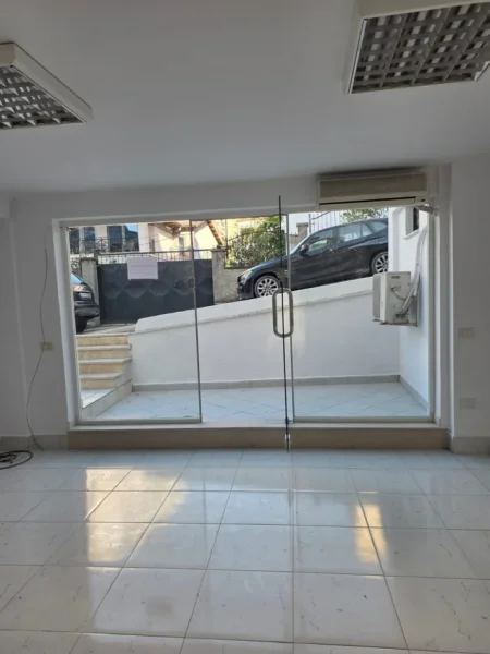 Tirane, jepet me qera ambjent biznesi Kati 0, 25 m² 400 € (Kodra E Diellit)