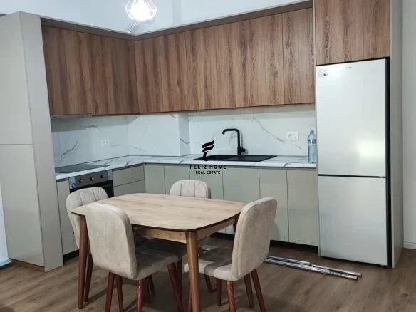 Tirane, jepet me qera apartament 2+1 Kati 4, 100 m² 500 € (ALI DEMI)