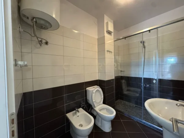 Tirane, jepet me qera apartament 2+1 Kati 2, 120 m² 1.000 € 