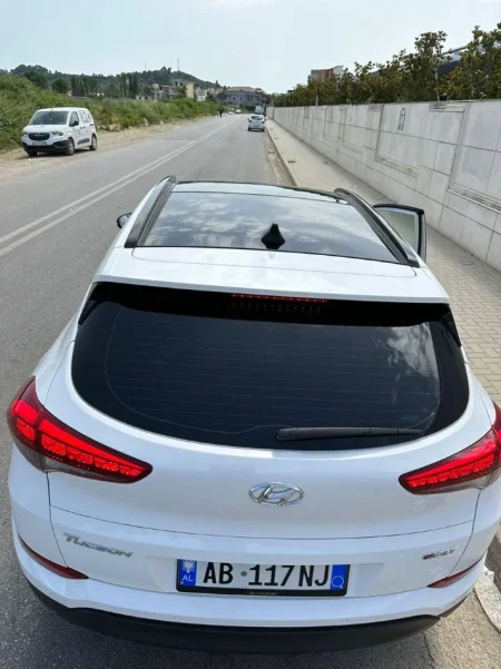 Tirane, shes SUV Hyundai Tucson Nafte, e bardhë automatik Klima 170.000 km 10.000.000 €