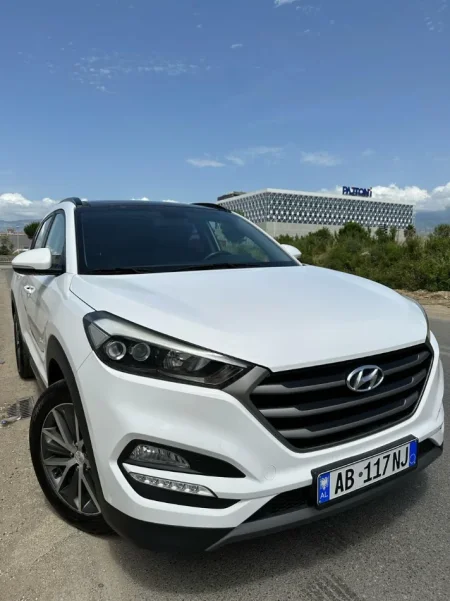 Tirane, shes SUV Hyundai Tucson Nafte, e bardhë automatik Klima 170.000 km 10.000.000 €