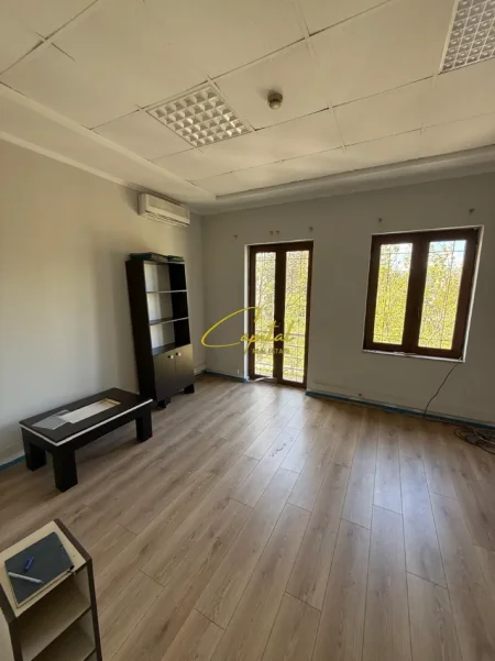 Tirane, jepet me qera zyre Kati 4, 22 m² 350 € (QENDER)