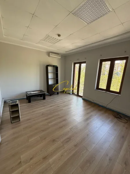 Tirane, jepet me qera zyre Kati 4, 22 m² 350 € (QENDER)
