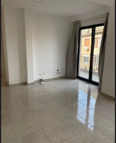 Tirane, jepet me qera zyre Kati 3, 90 m² 800 € (PAZARI I RI)