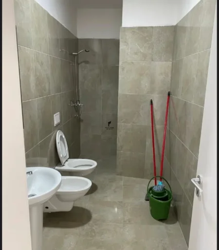 Tirane, jepet me qera zyre Kati 3, 90 m² 800 € (PAZARI I RI)
