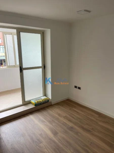 Tirane, jap me qera zyre Kati 2, 80 m² 820 € (Rruga e Kavajes)