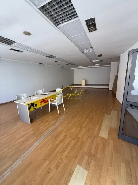 Tirane, jepet me qera zyre Kati 4, 85 m² 1.000 € (QENDER)