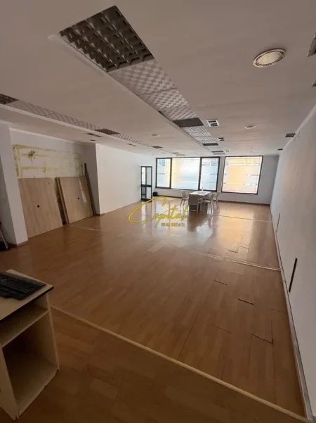 Tirane, jepet me qera zyre Kati 4, 85 m² 1.000 € (QENDER)