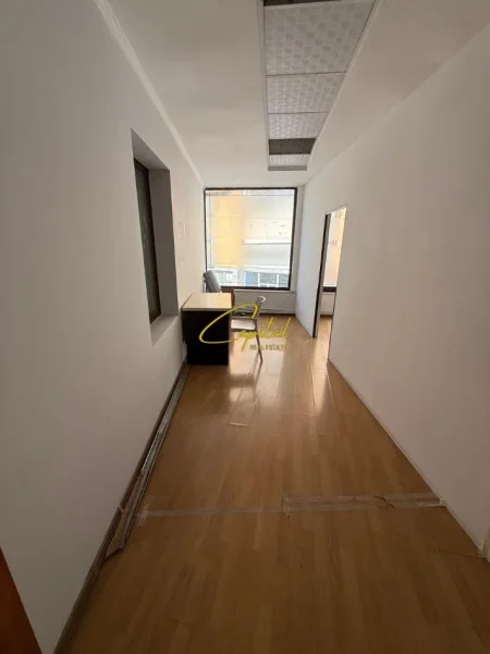 Tirane, jepet me qera zyre Kati 4, 85 m² 1.000 € (QENDER)