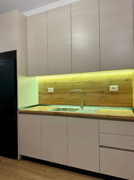 Tirane, jepet me qera apartament 1+1 Kati 6, 65 m² 400 € (ALI DEMI)