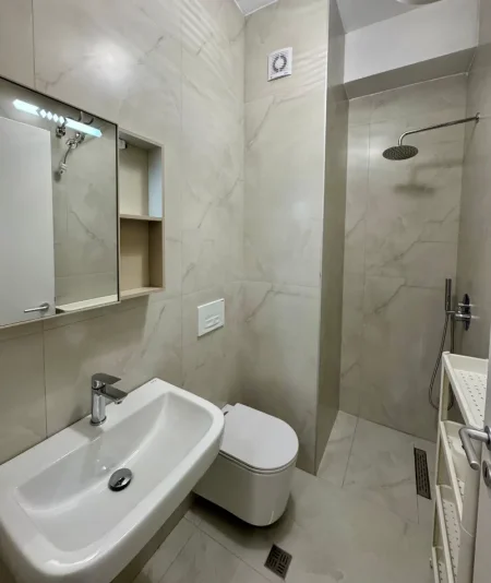 Tirane, jepet me qera apartament 1+1 Kati 6, 65 m² 400 € (ALI DEMI)